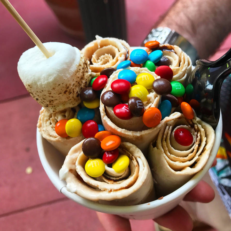 Delicious ice cream rolls