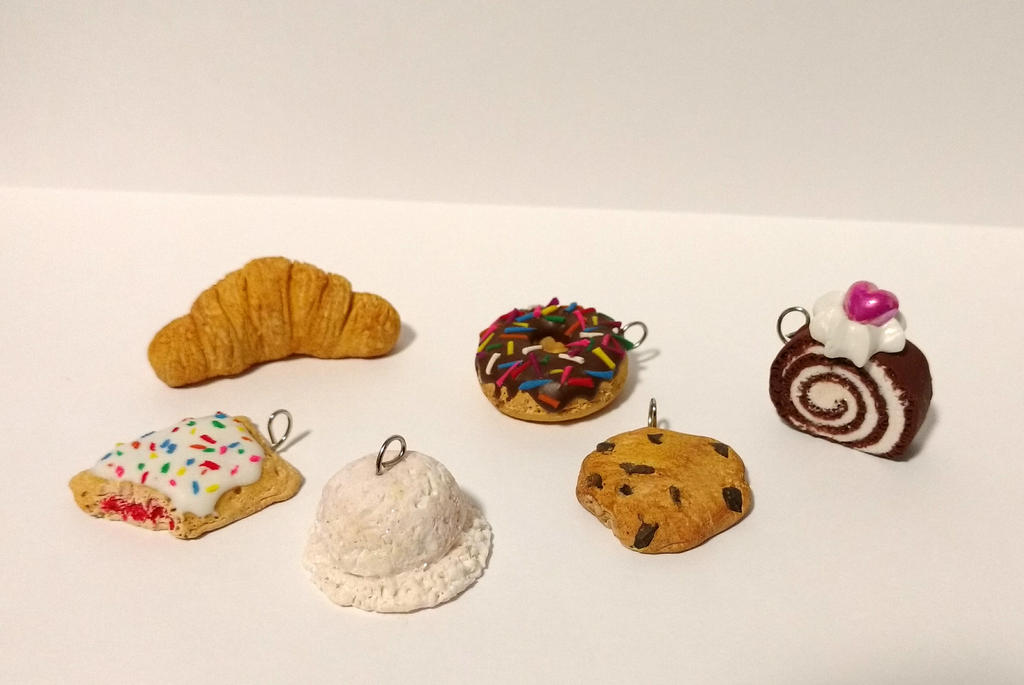 Refreshing ice cream rolls with toppings